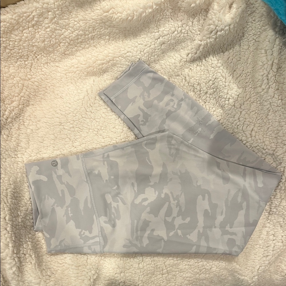 Lululemon Athletica Gray Capris with Abstract Pattern